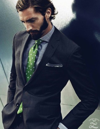 Come indossare e abbinare una cravatta a pois verde in estate 2024: Coniuga un abito grigio scuro con una cravatta a pois verde per essere sofisticato e di classe. Con questo look non puoi sbagliare, garantito questa estate.