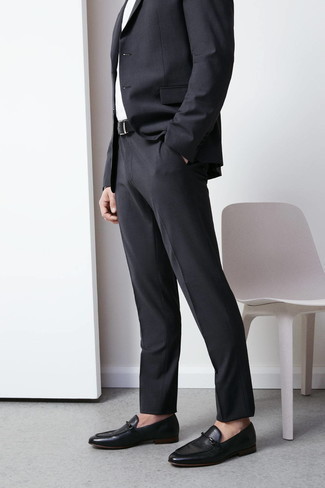 Look alla moda per uomo: Abito grigio scuro, Camicia elegante bianca, Mocassini eleganti in pelle neri, Cintura in pelle nera