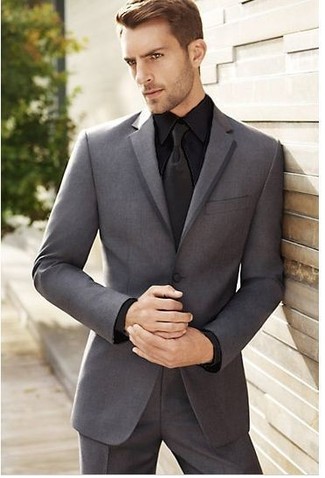 Come indossare e abbinare una cravatta di seta nera per un uomo di 30 anni quando fa caldo: Una scelta semplice come un abito grigio scuro e una cravatta di seta nera può distinguerti dalla massa.