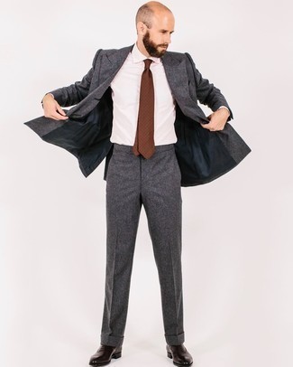 Come indossare e abbinare una cravatta marrone: Vestiti con un abito di lana grigio scuro e una cravatta marrone per essere sofisticato e di classe. Per un look più rilassato, indossa un paio di scarpe oxford in pelle marrone scuro.