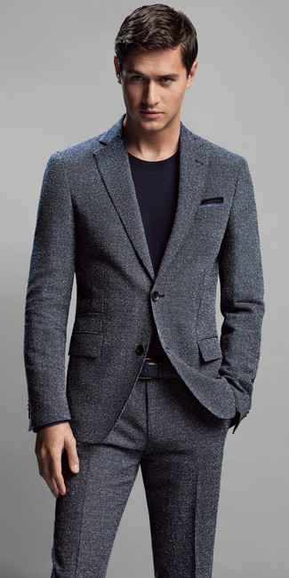 Come indossare e abbinare un abito grigio scuro per un uomo di 30 anni in modo smart-casual: Potresti combinare un abito grigio scuro con una t-shirt girocollo nera se cerchi uno stile ordinato e alla moda.