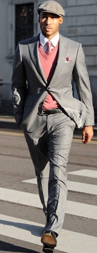 Come indossare e abbinare una cravatta rosa in autunno 2024 in modo formale: Coniuga un abito scozzese grigio con una cravatta rosa per una silhouette classica e raffinata Aggiungi un tocco fantasioso indossando un paio di scarpe derby in pelle nere. Una buona idea per l’autunno!