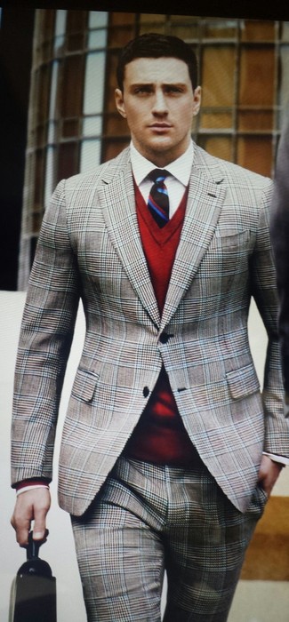 Look alla moda per uomo: Abito scozzese grigio, Maglione con scollo a v rosso, Camicia elegante bianca, Ventiquattrore in pelle nera