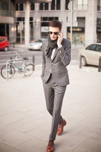 Come indossare e abbinare una sciarpa marrone in modo formale: Prova ad abbinare un abito di lana grigio con una sciarpa marrone per un look semplice, da indossare ogni giorno. Mettiti un paio di stivali eleganti in pelle marroni per dare un tocco classico al completo.