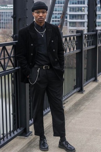 Come indossare e abbinare una camicia grigio scuro per un uomo di 30 anni: Abbina una camicia grigio scuro con un abito nero come un vero gentiluomo. Ti senti creativo? Completa il tuo outfit con un paio di scarpe derby in pelle nere.