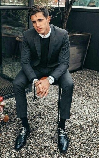 Quale abito indossare con un maglione girocollo nero per un uomo di 30 anni: Combina un abito con un maglione girocollo nero come un vero gentiluomo. Scarpe derby in pelle nere sono una gradevolissima scelta per completare il look.
