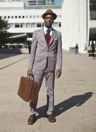 Come indossare e abbinare un borsalino per un uomo di 30 anni in modo formale: La versatilità di un abito grigio e un borsalino li rende capi in cui vale la pena investire.