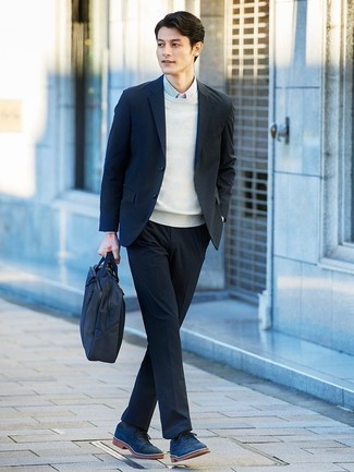 Quale abito indossare con scarpe brogue blu per un uomo di 20 anni: Sfodera un look elegante con un abito e un maglione girocollo grigio. Scarpe brogue blu sono una buona scelta per completare il look.
