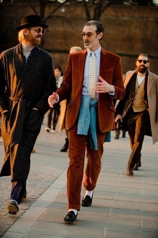 Quale mocassini eleganti indossare con un abito marrone in autunno 2024: Potresti combinare un abito marrone con un maglione girocollo azzurro come un vero gentiluomo. Perfeziona questo look con un paio di mocassini eleganti. Una fantastica scelta per tuo outfit autunnale!