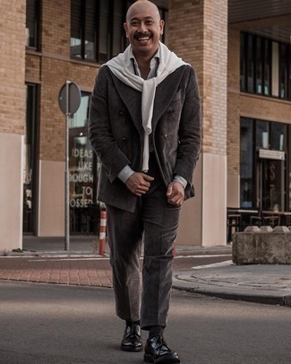 Come indossare e abbinare un abito grigio scuro: Mostra il tuo stile in un abito grigio scuro con un maglione girocollo bianco per un look elegante e alla moda. Perfeziona questo look con un paio di scarpe derby in pelle nere.