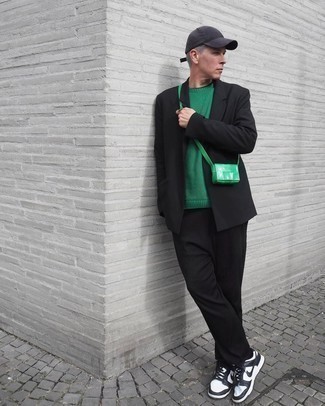 Come indossare e abbinare sneakers bianche e nere: Punta su un abito nero e un maglione girocollo verde per essere sofisticato e di classe. Sneakers bianche e nere aggiungono un tocco particolare a un look altrimenti classico.
