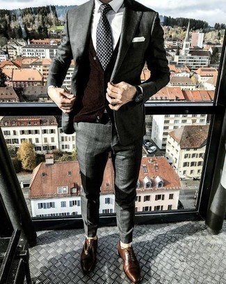 Come indossare e abbinare una cravatta a quadri grigio scuro: Una scelta semplice come un abito grigio scuro e una cravatta a quadri grigio scuro può distinguerti dalla massa. Se non vuoi essere troppo formale, calza un paio di scarpe oxford in pelle marroni.