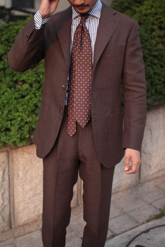 Come indossare e abbinare una cravatta stampata marrone per un uomo di 30 anni quando fa caldo: Punta su un abito marrone e una cravatta stampata marrone per un look elegante e alla moda.