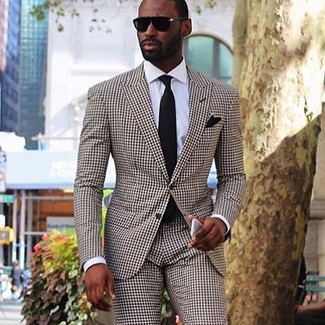 Look alla moda per uomo: Abito a quadri marrone, Camicia elegante bianca, Cravatta nera, Fazzoletto da taschino nero