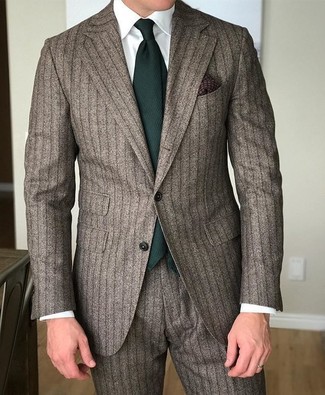 Come indossare e abbinare una cravatta verde scuro per un uomo di 30 anni in estate 2024: Opta per un abito a righe verticali marrone e una cravatta verde scuro per un look elegante e di classe. Una magnifica idea per essere elegante e elegantemente alla moda anche in estate.