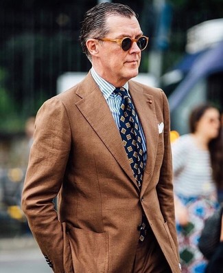 Come indossare e abbinare una cravatta blu scuro per un uomo di 50 anni in estate 2024: Scegli un abito marrone e una cravatta blu scuro come un vero gentiluomo. È buona idea per essere perfettamente alla moda questa estate!