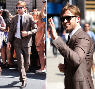 Look di Ryan Gosling: Abito marrone, Camicia elegante bianca, Scarpe derby in pelle bordeaux, Cravatta nera