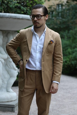 Look alla moda per uomo: Abito marrone chiaro, Camicia a maniche lunghe bianca, Fazzoletto da taschino stampato multicolore