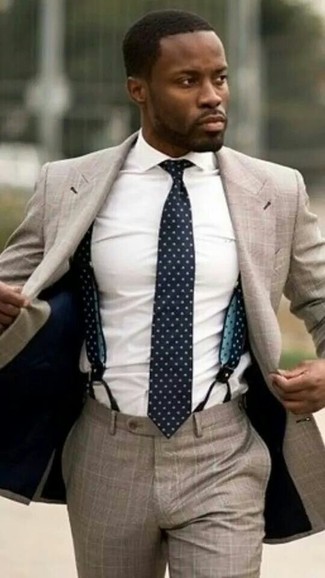 Come indossare e abbinare una cravatta a pois blu: Abbina un abito marrone chiaro con una cravatta a pois blu per una silhouette classica e raffinata