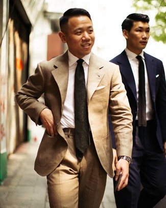 Look alla moda per uomo: Abito marrone chiaro, Camicia elegante bianca, Cravatta verde scuro, Orologio argento
