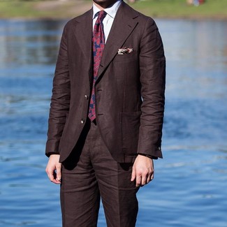 Come indossare e abbinare una cravatta stampata bordeaux quando fa caldo in modo formale: Potresti combinare un abito marrone scuro con una cravatta stampata bordeaux per essere sofisticato e di classe.