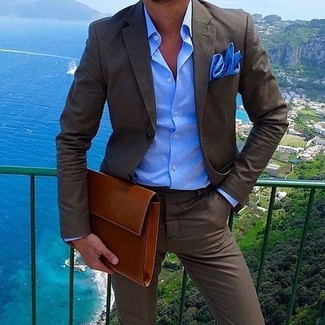 Look alla moda per uomo: Abito marrone scuro, Camicia elegante blu, Pochette in pelle terracotta, Fazzoletto da taschino blu