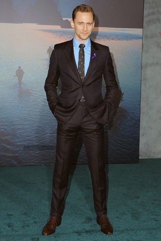 Look di Tom Hiddleston: Abito marrone scuro, Camicia elegante blu, Scarpe oxford in pelle marrone scuro, Cravatta a fiori nera