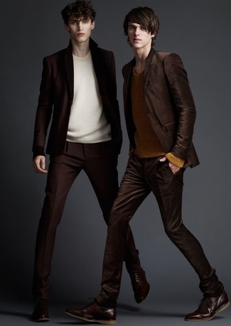 Come indossare e abbinare un maglione marrone chiaro in modo formale: Prova ad abbinare un maglione marrone chiaro con un abito marrone scuro per un look elegante e alla moda. Completa il tuo abbigliamento con un paio di scarpe oxford in pelle marrone scuro.