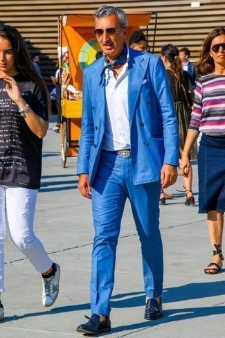 Come indossare e abbinare un abito blu in modo formale: Metti un abito blu per un look elegante e alla moda. Calza un paio di mocassini con nappine in pelle blu scuro per avere un aspetto più rilassato.