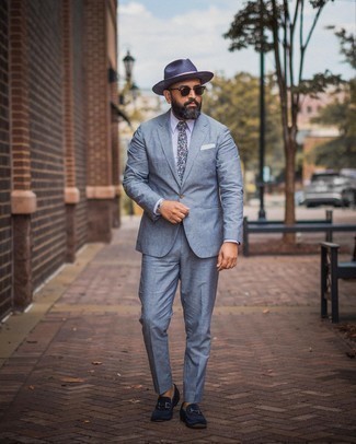 Moda uomo anni 40: Vestiti con un abito azzurro per un look elegante e di classe. Per distinguerti dagli altri, calza un paio di mocassini eleganti in pelle scamosciata blu scuro.