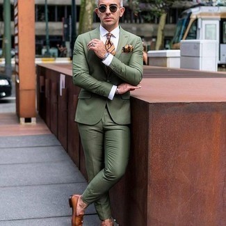 Come indossare e abbinare mocassini eleganti per un uomo di 40 anni in estate 2024 in modo formale: Scegli un abito verde oliva per essere sofisticato e di classe. Per un look più rilassato, opta per un paio di mocassini eleganti. Una splendida idea per tuo outfit estivo!