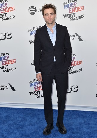 Look di Robert Pattinson: Abito nero, Camicia a maniche lunghe azzurra, Scarpe derby in pelle nere