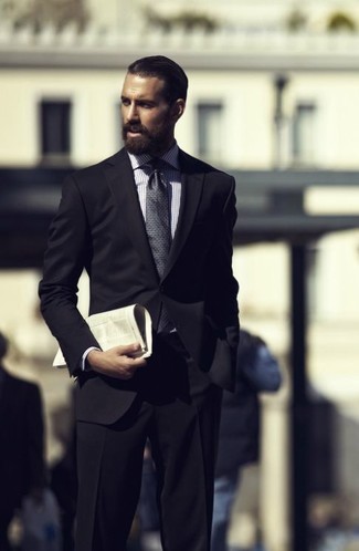 Come indossare e abbinare una cravatta stampata grigia: Vestiti con un abito nero e una cravatta stampata grigia per un look elegante e di classe.