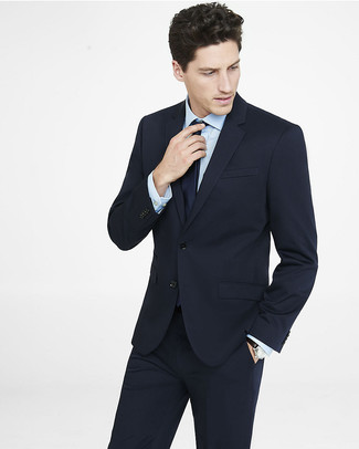 Look alla moda per uomo: Abito nero, Camicia elegante azzurra, Cravatta blu scuro, Orologio in pelle nero