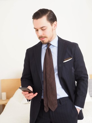 Come indossare e abbinare un abito a righe verticali nero per un uomo di 30 anni in modo formale: Abbina un abito a righe verticali nero con una camicia elegante azzurra per un look elegante e alla moda.