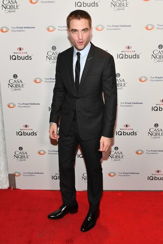 Look di Robert Pattinson: Abito nero, Camicia elegante azzurra, Scarpe derby in pelle nere, Cravatta di seta nera