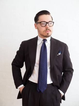 Come indossare e abbinare una cravatta stampata blu scuro e bianca per un uomo di 30 anni: Indossa un abito nero e una cravatta stampata blu scuro e bianca per una silhouette classica e raffinata