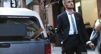 Come indossare e abbinare una cravatta grigia: Scegli un outfit composto da un abito nero e una cravatta grigia come un vero gentiluomo.