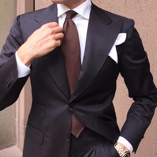 Come indossare e abbinare una cravatta marrone per un uomo di 30 anni: L'abbinamento di un abito nero e una cravatta marrone metterà in luce il tuo gusto per gli abiti di sartoria.