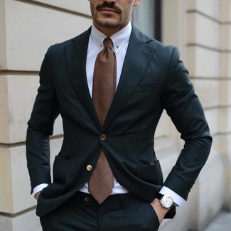 Come indossare e abbinare una cravatta marrone per un uomo di 30 anni in modo formale: Potresti indossare un abito nero e una cravatta marrone per un look elegante e di classe.
