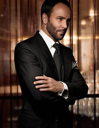 Come indossare e abbinare una cravatta a pois nera e bianca: Scegli un outfit composto da un abito nero e una cravatta a pois nera e bianca come un vero gentiluomo.