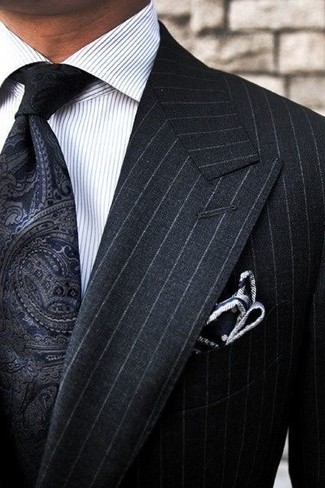 Come indossare e abbinare un abito a righe verticali nero per un uomo di 30 anni in modo formale: Scegli un outfit composto da un abito a righe verticali nero e una camicia elegante a righe verticali bianca per una silhouette classica e raffinata