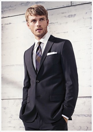 Come indossare e abbinare una cravatta viola chiaro per un uomo di 30 anni: Abbina un abito nero con una cravatta viola chiaro per un look elegante e di classe.