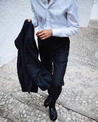 Come indossare e abbinare un abito a righe verticali nero per un uomo di 30 anni quando fa caldo: Abbina un abito a righe verticali nero con una camicia elegante bianca per essere sofisticato e di classe. Mocassini con nappine in pelle neri sono una buona scelta per completare il look.