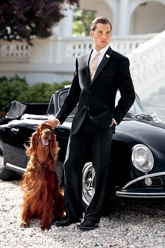 Look alla moda per uomo: Abito nero, Camicia elegante bianca, Scarpe derby in pelle nere, Cravatta con stampa cachemire beige