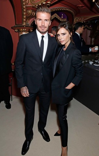 Look di David Beckham: Abito nero, Camicia elegante bianca, Scarpe derby in pelle nere, Cravatta nera