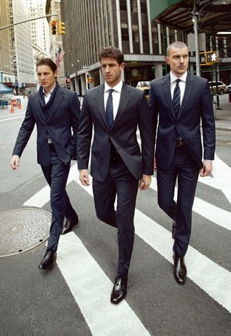 Come indossare e abbinare una cravatta ricamata blu scuro in modo formale: Mostra il tuo stile in un abito nero con una cravatta ricamata blu scuro per un look elegante e di classe. Per un look più rilassato, scegli un paio di scarpe derby in pelle nere.