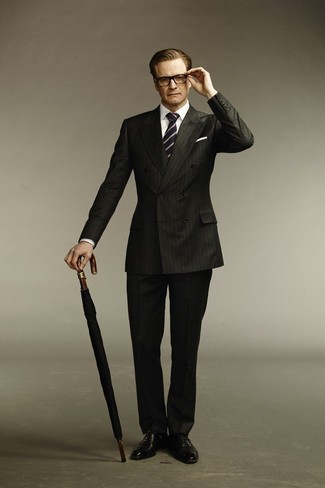Look di Colin Firth: Abito a righe verticali nero, Camicia elegante bianca, Scarpe oxford in pelle nere, Cravatta a righe verticali blu scuro e bianca
