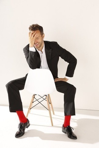 Come indossare e abbinare calzini rossi in modo formale: Opta per un abito nero e calzini rossi per vestirti casual. Opta per un paio di scarpe oxford in pelle nere per un tocco virile.