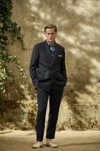Moda uomo anni 40 in modo formale: Prova ad abbinare un abito a righe verticali nero con una camicia elegante in chambray blu per un look elegante e di classe. Se non vuoi essere troppo formale, mettiti un paio di scarpe brogue in pelle scamosciata beige.